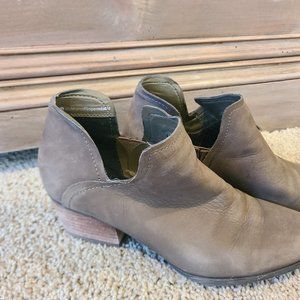 Green/brown ish suede style Blondo bootie women sz 8